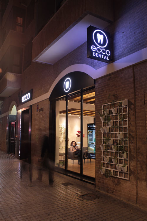 foto de noche entrada de ECCO