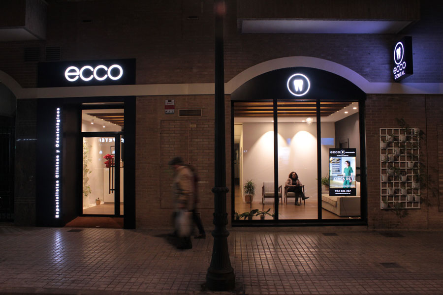 entrada y fachada de ECCO